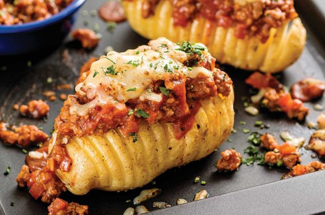 Papas rellenas de boloñesa y parmesano