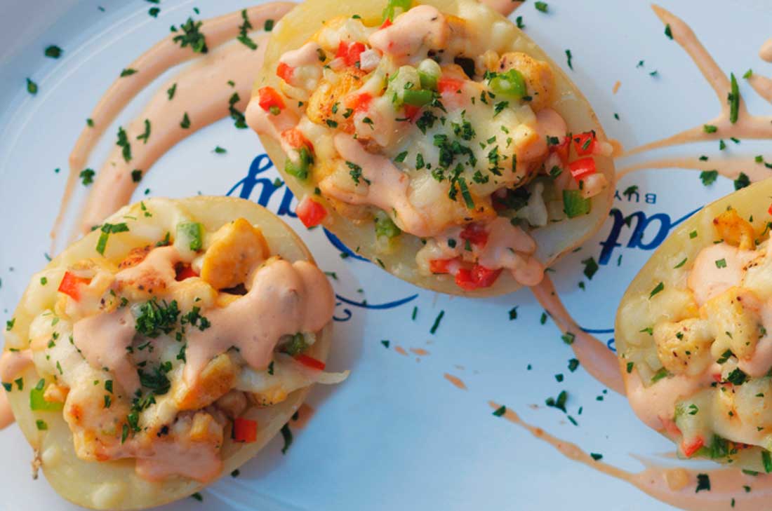 Papa al horno rellena de pollo y queso