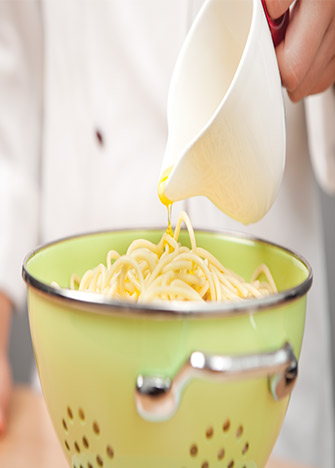 Cuece la pasta de acuerdo a las instrucciones del empaque. Escurre y mezcla con el aceite vegetal para evitar que se pegue. Reserva.