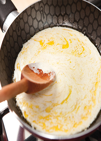 Funde en una sartén grande la mantequilla, agrega la crema para batir e incorpora. Cuando esté caliente agrega el jugo de limón, el romero y salpimienta al gusto.