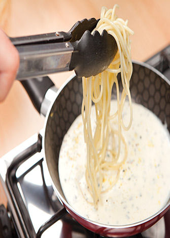 Añade la pasta y mezcla suavemente para evitar que se rompa, cocina durante 2 minutos. Sirve con el queso parmesano y la ralladura de limón.