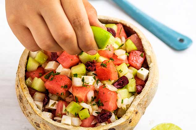 Receta de pico de gallo de sandía con pepino. Ensalada mexicana.