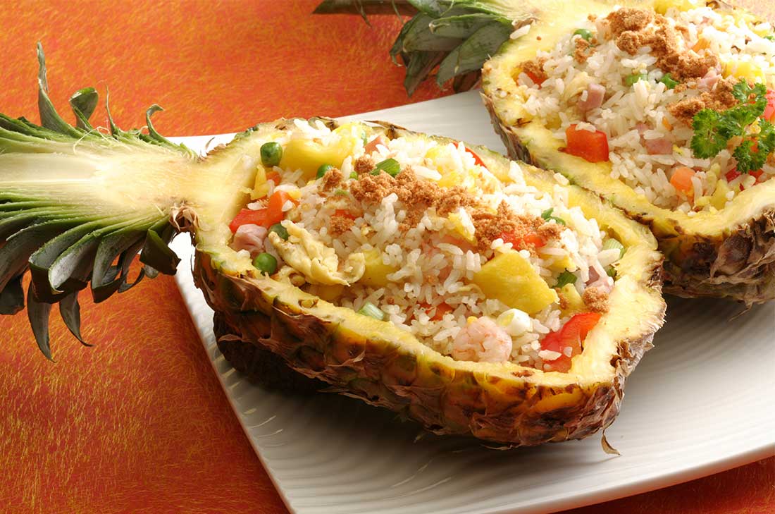 Piña rellena de pollo y salteado de arroz | Cocina Vital