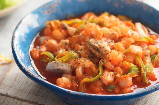 Receta de Pozole rojo vegetariano con champiñones y setas