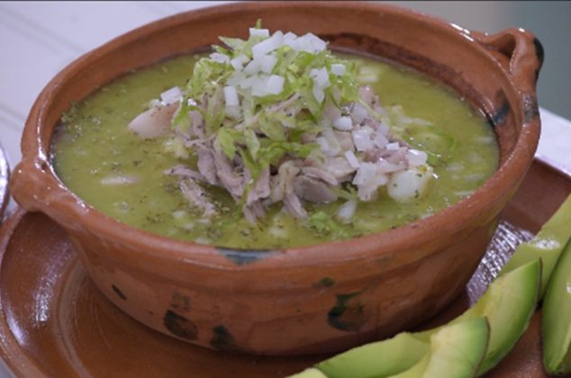 Pozole verde de puerco con chile poblano casero - Receta mexicana