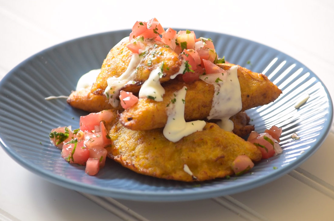 Quesadillas o empanadas fritas de plátano con carne y queso