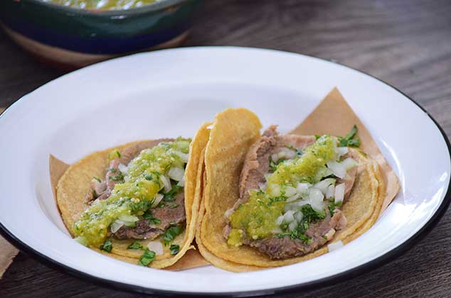 ACOMPAÑA con cilantro, cebolla, sal, limón y salsa al gusto.