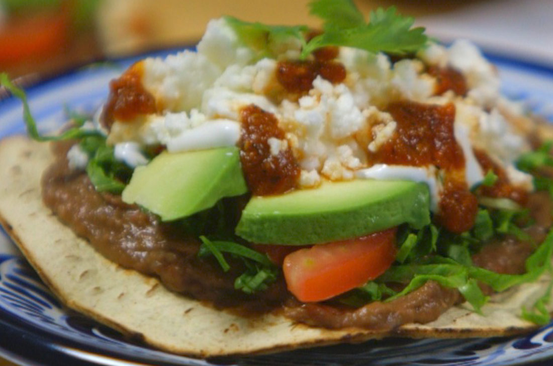 Receta de Tostadas de frijoles con queso mexicanas