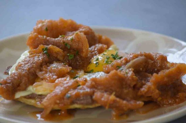 Tostadas de huevo estrellado con chicharrón en salsa roja | Cocina Vital