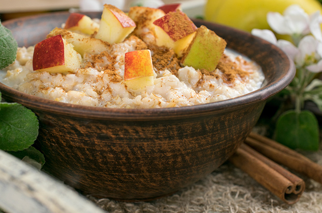 Avena caliente con manzana y canela