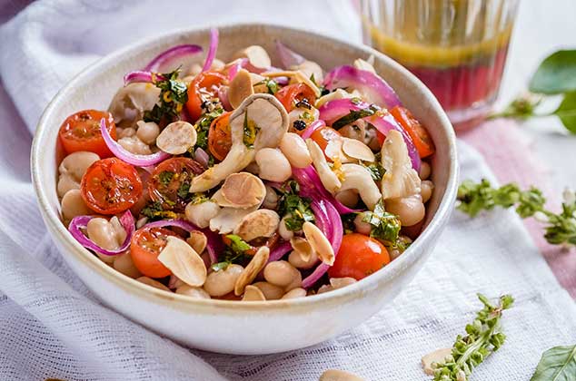 Ensalada tibia de alubias y setas comida anticancerígena