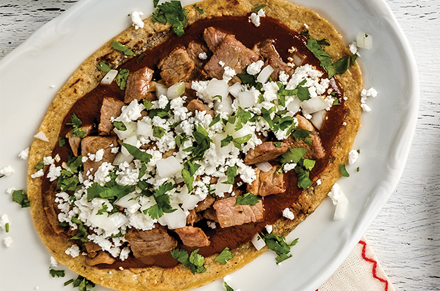 Huarache con mole y costilla de res