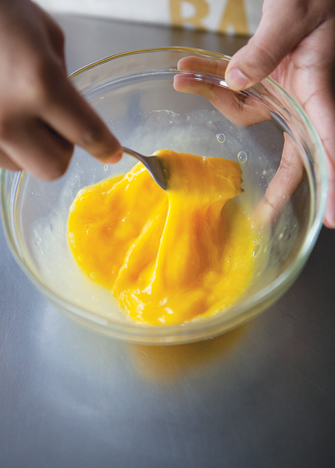 Rompe el huevo en un tazón. Salpimienta y bate con un tenedor y reserva. Calienta el aceite en una sartén antiadherente.