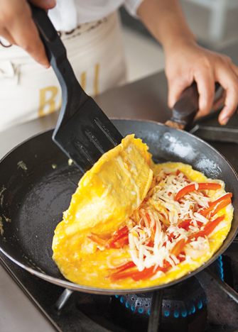 Dobla con una pala y coloca en un plato. Adorna el omelette con perejil y acompaña con frijoles refritos.
