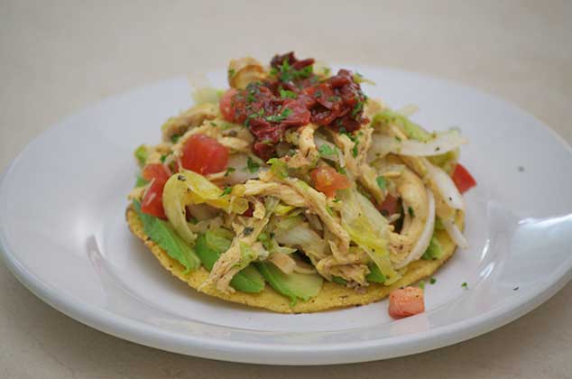 Ensalada de pollo estilo salpicón con tostadas