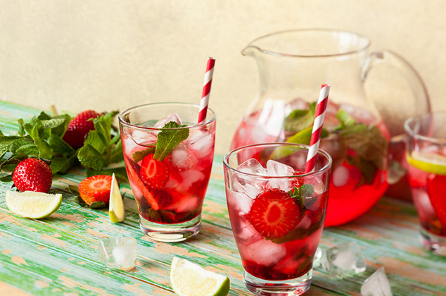 Cómo hacer agua de fresa con romero receta fácil y refrescante