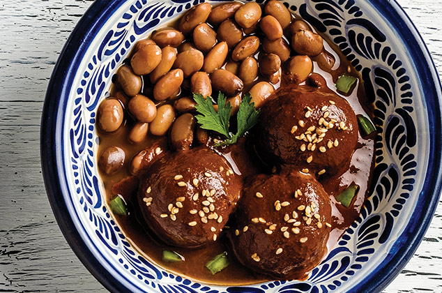 Cómo hacer albóndigas de pollo con mole rojo almendrado receta fácil