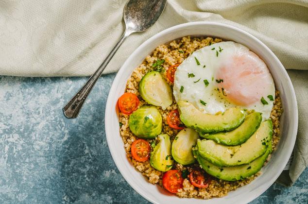 Bowl de quinoa con huevo pochado