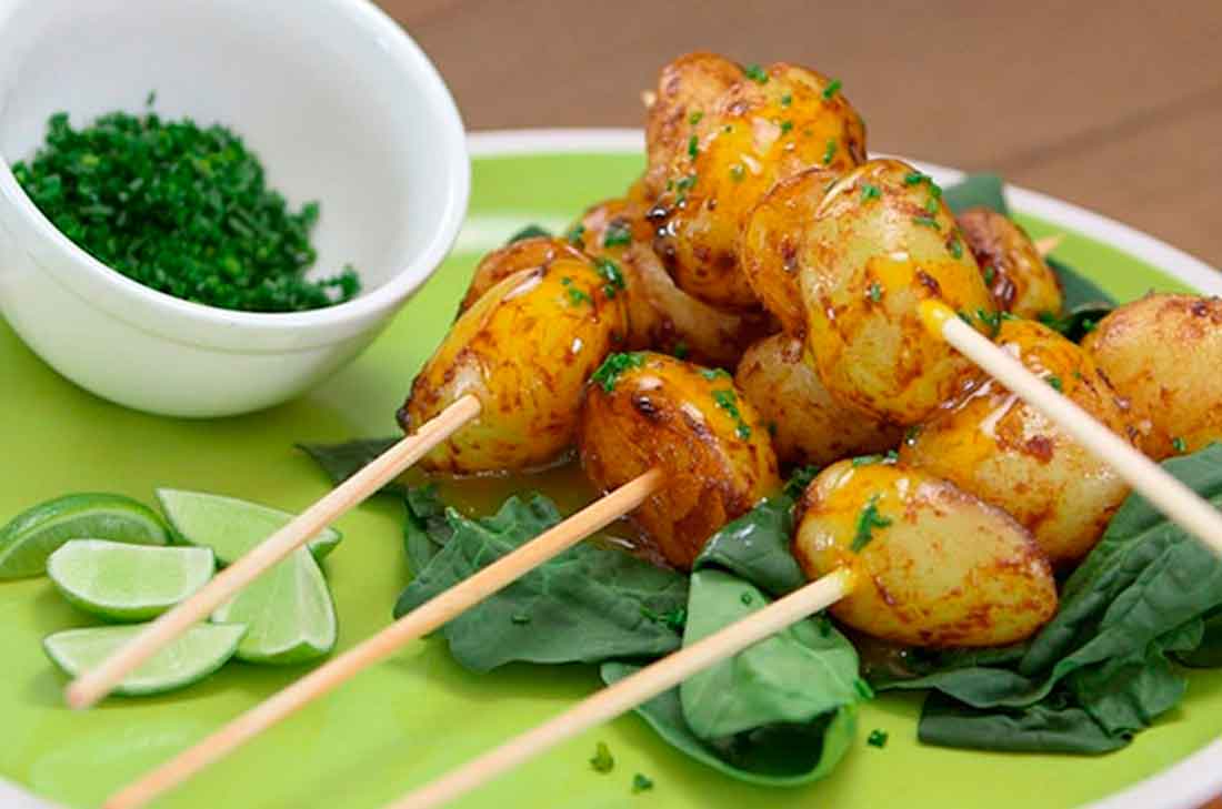 Brochetas de papa con mango y habanero