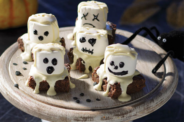 Fantasmas de malvavisco en brownie de chocolate