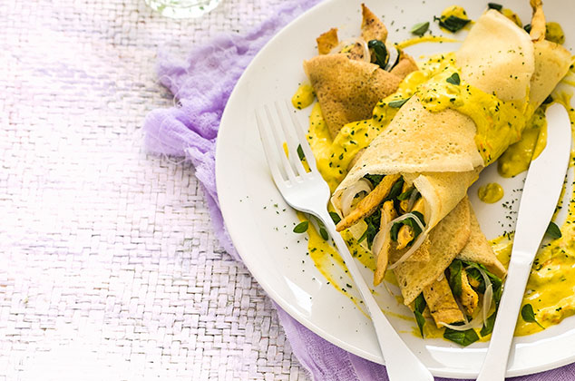 Crepas saladas de pollo y espinacas con salsa de flor de calabaza