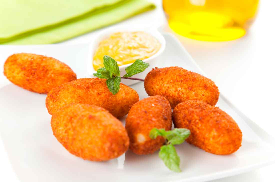 Croquetas de atún y papa con queso empanizadas con pan molido