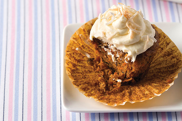 Cupcakes de zanahoria con betún de queso crema y coco