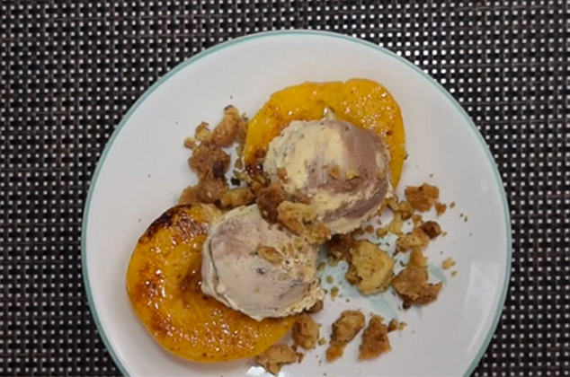 Duraznos con helado y crumble de nueces receta gourmet y fácil