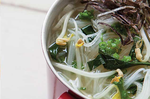 Cómo preparar sopa de fideos chinos con espinacas