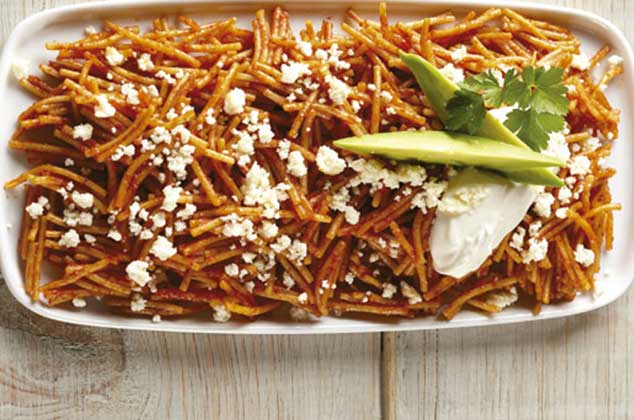 Cómo hacer fideo seco con chile guajillo