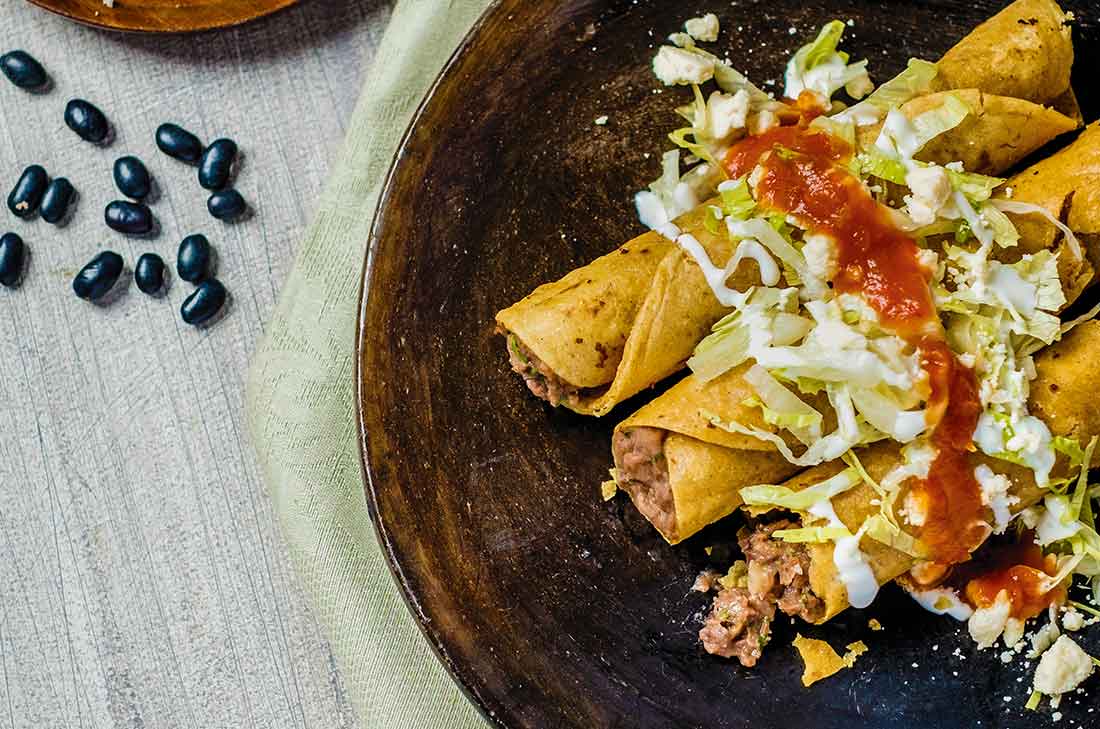 La combinación de esta receta de flautas de frijol negro la hace una receta única e inigualable. Prepárala para la hora de la comida.