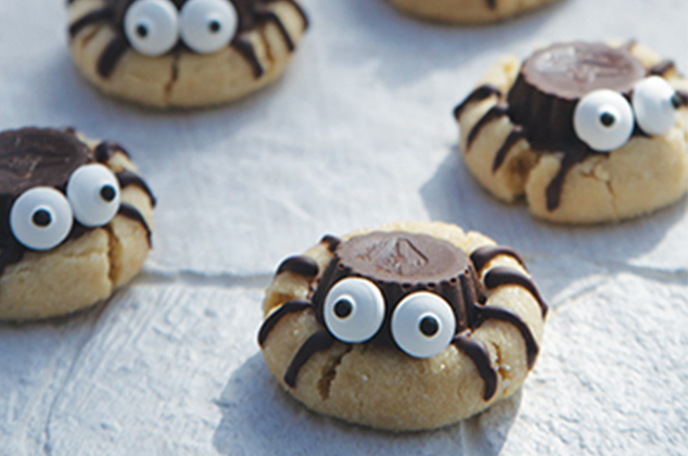 Galletas de cacahuate con arañas de chocolate