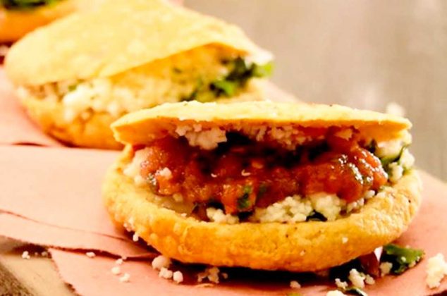 Gorditas de chicharrón y requesón