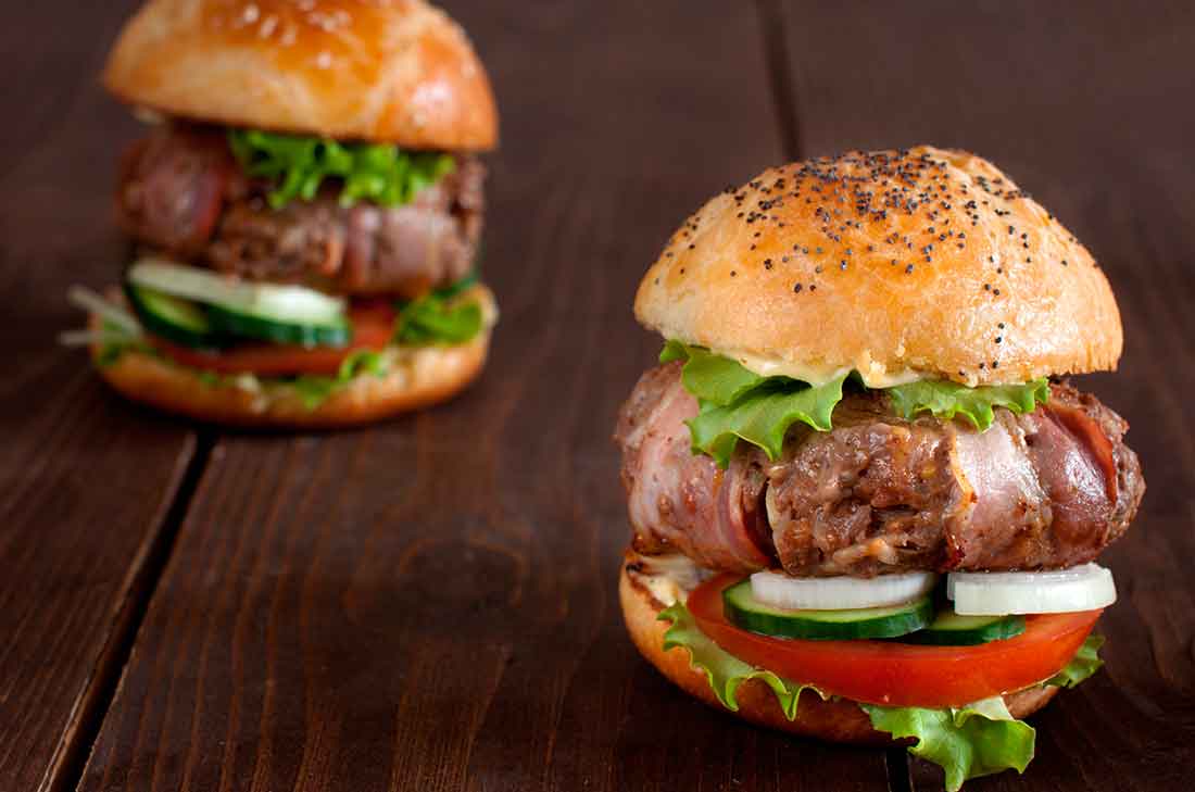 Hamburguesas rellenas de queso envueltas en tocino