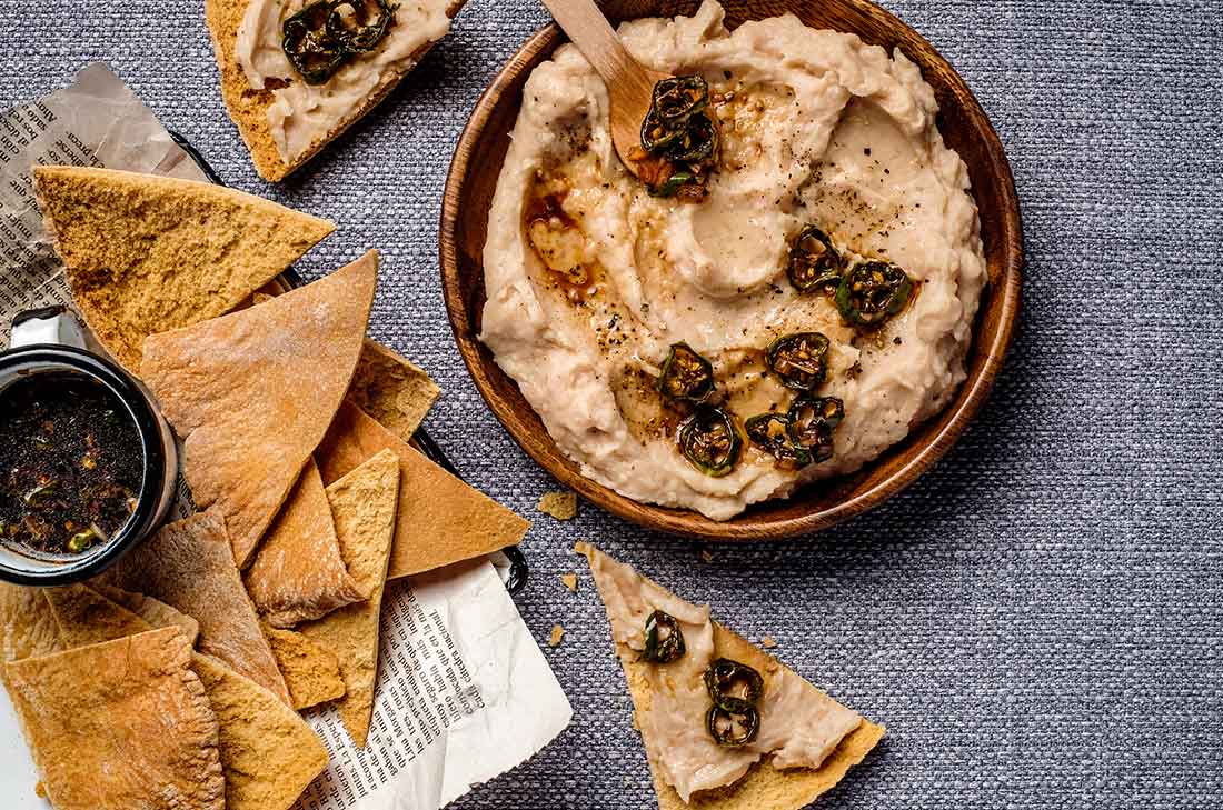 Hummus de alubias y chiles toreados