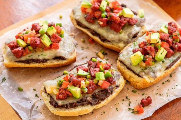 Mini molletes con frijol, chorizo y queso gratinado