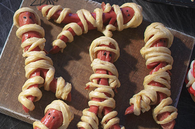 Momias de salchicha con pasta de hojaldre botanas para Halloween