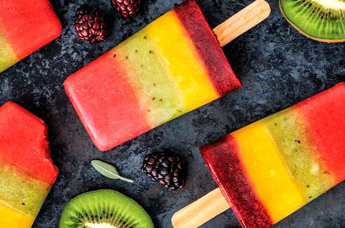 Paletas de fresa, kiwi, mango y zarzamora