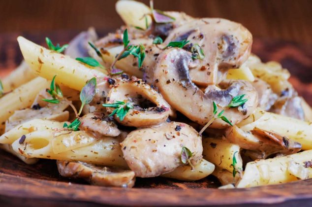 Pasta penne con hongos y queso cabra