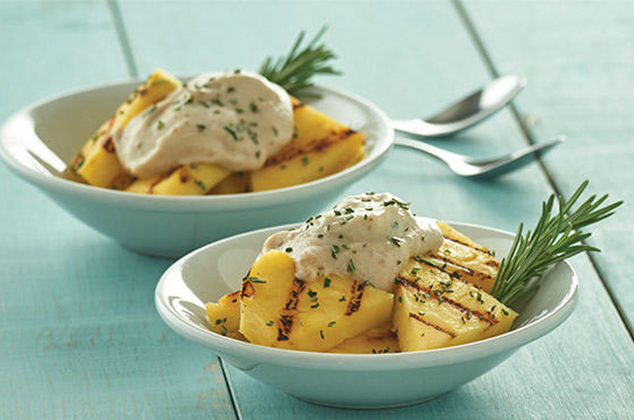 Cómo hacer piñas asadas con helado de plátano casero de forma sencilla