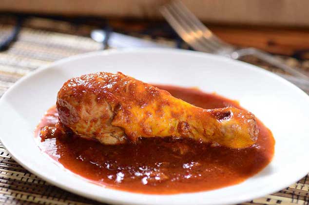 Adobo de pollo casero con nopales oresentado en un plato - Receta mexicana