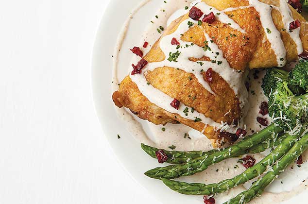 Pollo al horno con salsa de avena y verduras salteadas