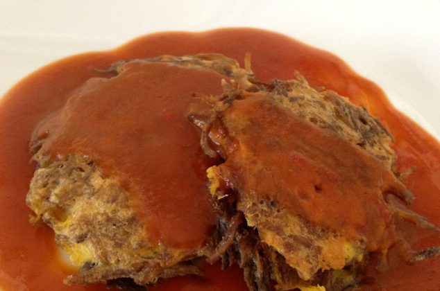 Tortitas de carne de res deshebrada en salsa roja