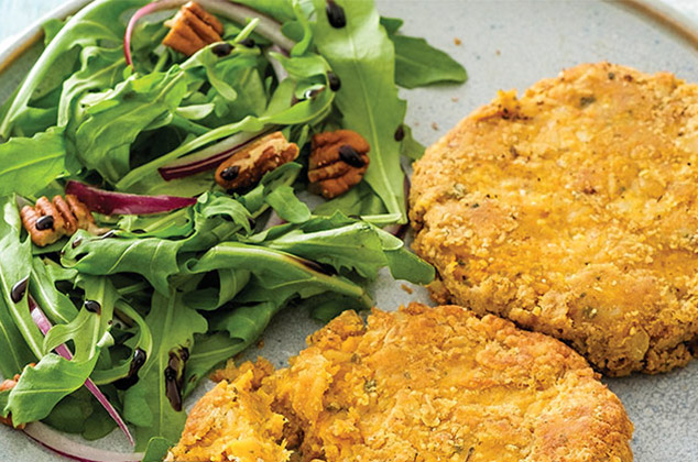 Cómo se hacen las Tortitas de garbanzo con zanahoria y ensalada verde