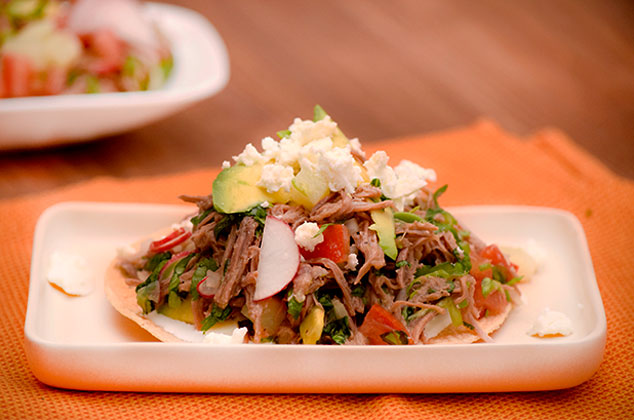 Tostadas de salpicón de carne de res con papas