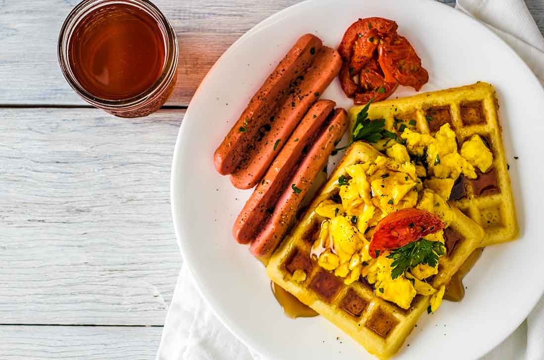 Para un desayuno fuerte, balanceado y con mucha energía, prepara esta receta de waffles de huevo frito y salchichas, está exquisita.