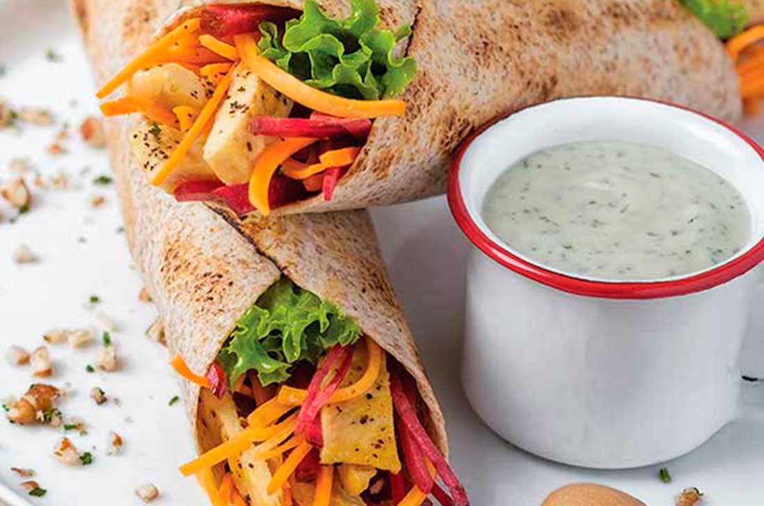 Wrap de pollo, betabel y dip de yogurt