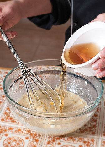 Licúa todos los ingredientes de la masa y deja reposar por 20 minutos.