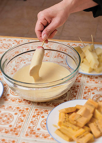 Sumerge las banderillas, una por una, dentro de la masa (Deja reposar la masa dentro del refrigerador antes de freír, obtendrás una mejor textura).