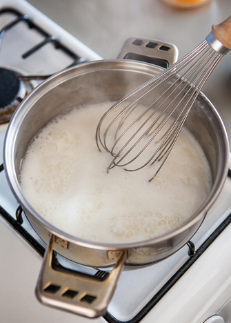 Calienta la leche con la mitad del azúcar, cocina a fuego medio hasta que hierva. Retira del fuego y reserva.
